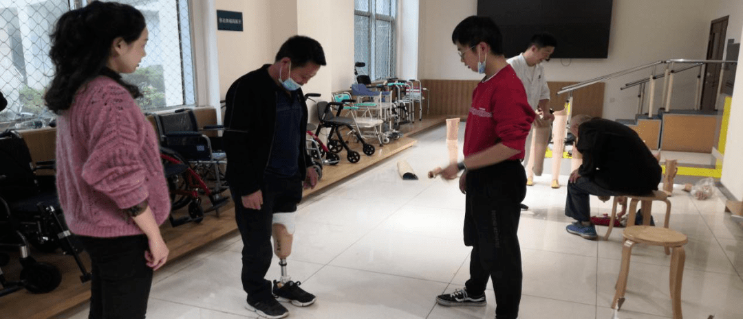 解锁辅助器具适配新体验:龙泉驿区开展助听器、假肢及矫形器适应性训练