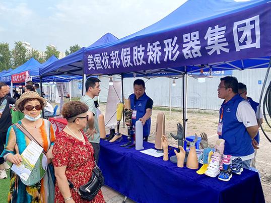 洋溢,他们耐心地为每一位参观者介绍产品,详细讲解假肢和矫形器的功能